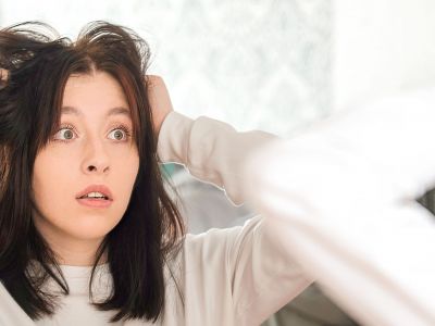 Ομορφιά για μαμάδες: Λάθη που κάνεις και λαδώνουν τα μαλλιά σου πιο γρήγορα