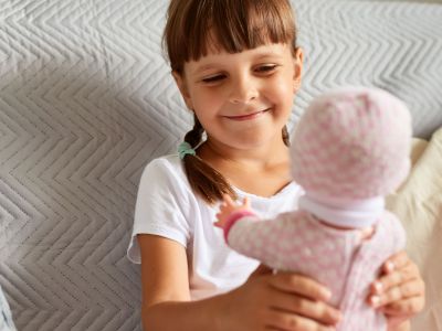 Έρευνα: Το παιχνίδι με κούκλες ενισχύει την εκφραστικότητα των παιδιών