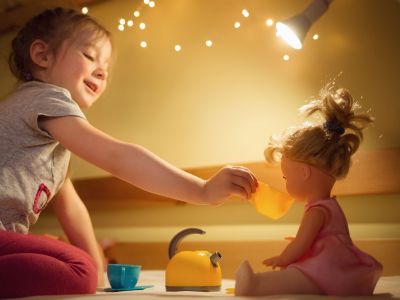 Συμβολικό παιχνίδι: Τι είναι και ποια τα οφέλη του στην ανάπτυξη του παιδιού;