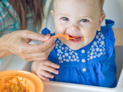 Oδηγός για γονείς: Τι μπορούν να τρώνε τα μωρά κάθε μήνα
