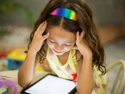 Έρευνα: Τα περισσότερα παιδιά κάτω των 5 ετών περνούν πολύ χρόνο μπροστά στην οθόνη