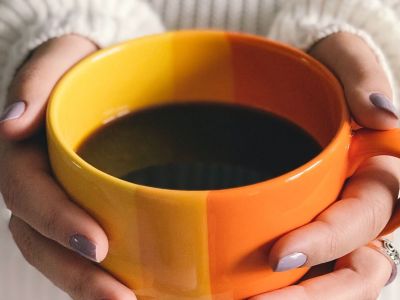 Πέντε τρόποι να χρησιμοποιήσετε τον καφέ στη ρουτίνα ομορφιάς