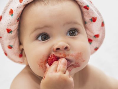 Πότε μπορεί το μωρό να φάει φράουλες - Τα οφέλη και συνταγές