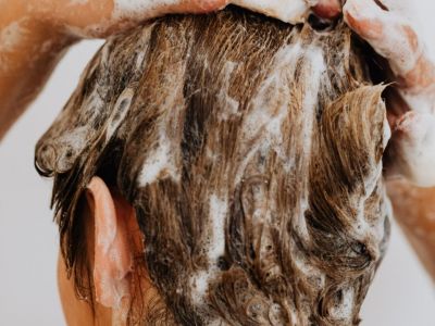 7 tips για να λούζεσαι σωστά και να έχεις λαμπερά μαλλιά πάντα