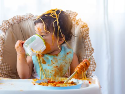 Γιατί τα νήπια πετάνε φαγητό