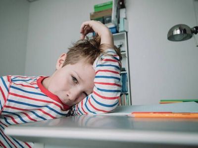 Tο παιδί μασάει τα ρούχα του - Πού οφείλεται και πώς να το αντιμετωπίσετε