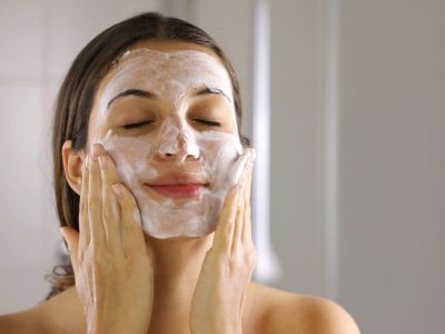 Απολέπιση προσώπου στο σπίτι: Τρία scrubs με υλικά που έχετε στην κουζίνα σας