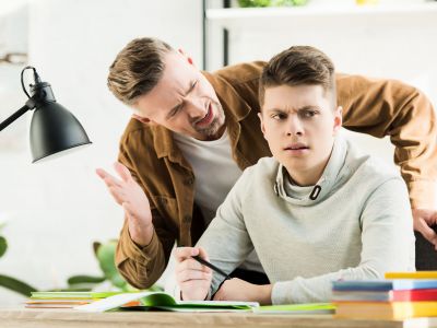 Όταν το έφηβο παιδί είναι θυμωμένο με τον πατέρα του - Τι να κάνετε