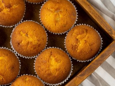 Συνταγή για αφράτα cupcakes χωρίς αυγά, γάλα και βούτυρο (vid)