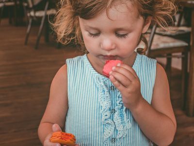 Θετικές φράσεις που θα βοηθήσουν τα παιδιά σας να τρώνε λιγότερη ζάχαρη