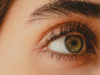 Ομορφιά για μαμάδες: Τέσσερα έλαια για πιο πυκνά και υγιή φρύδια