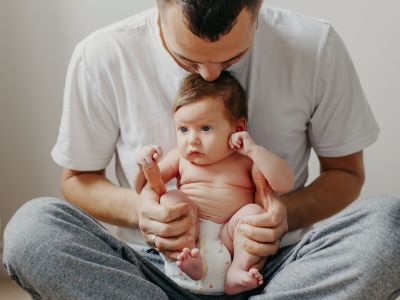 Μπαμπάς μόνος στο σπίτι: Πώς να ανακουφίσετε το μωρό από τους κολικούς