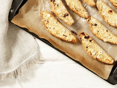 Νηστίσιμα biscotti (μπισκοτί) με ψίχα καρυδιού, ελαιόλαδο και χυμό πορτοκάλι
