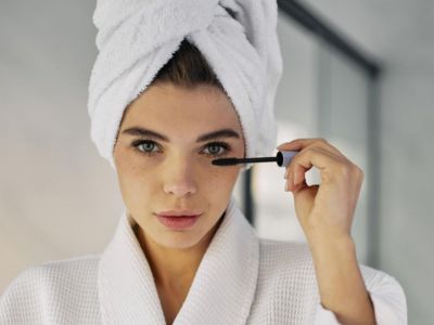5 tips για να γίνουν πιο καμπυλωτές και πυκνές οι βλεφαρίδες σου