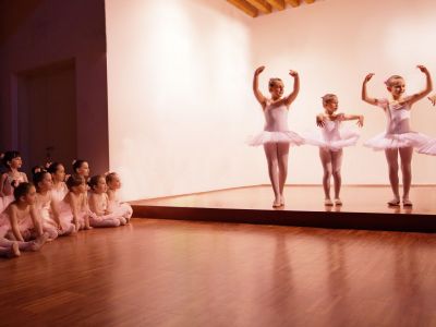 Ποια είναι η κατάλληλη ηλικία για να ξεκινήσει το παιδί σας μπαλέτο;