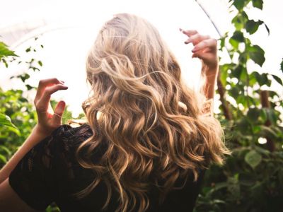 Το λάθος που κάνεις και προκαλείς ψαλίδα στα μαλλιά