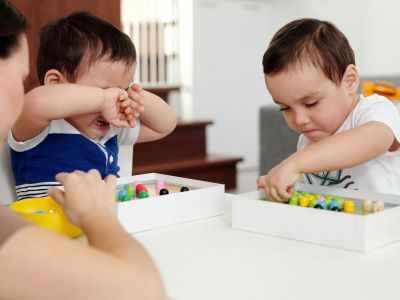 Πώς να βοηθήσετε το πρώτο παιδί σας να προσαρμοστεί με ένα νέο μωρό - Αποφύγετε τις εκρήξεις ζήλιας