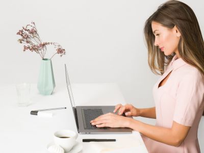 Αυτή η ρουτίνα ομορφιάς 10 λεπτών θα λύσει τα χέρια κάθε εργαζόμενης μητέρας