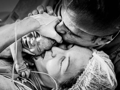 Μπαμπάδες στην αίθουσα τοκετού - Φωτογραφίες από μία βραβευμένη φωτογράφο