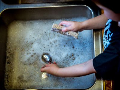 Γιατί είναι σημαντικό το παιδί να βοηθάει στις δουλειές του σπιτιού;