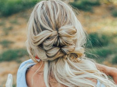 Τρία εύκολα χτενίσματα που θα λύσoυν τα χέρια στις πολυάσχολες μαμάδες