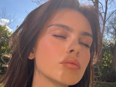 Glossy makeup look: Η τάση που θα δώσει τόση λάμψη όση χρειάζεσαι στο μακιγιάζ σου
