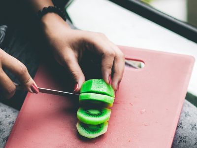 Tips για μαμάδες:Τρομερό hack λεύκανσης δοντιών με ακτινίδιο και αγγούρι (vid)