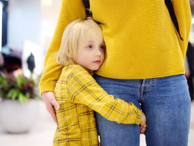 Άγχος αποχωρισμού: Τι είναι, συμπτώματα και συμβουλές