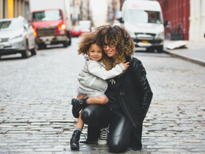 Μάθετε στις κόρες σας να αγαπούν τις μπούκλες τους