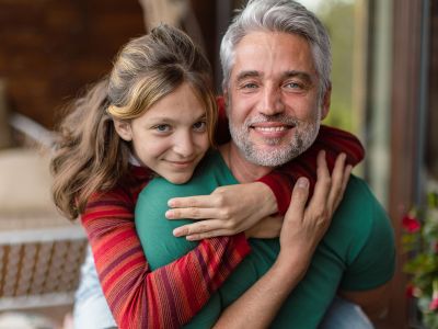 Πατέρας: Πώς είναι στήριγμα για την κόρη και τον γιο στην εφηβεία