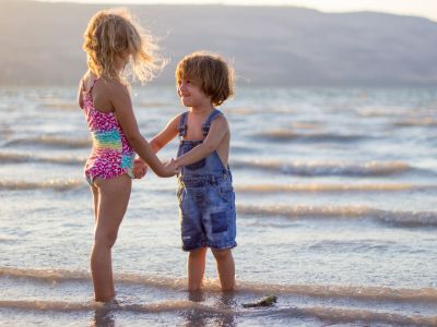 Το παιδί μου ντρέπεται να βγει στην παραλία - Πώς να το βοηθήσω να αγαπήσει το σώμα του