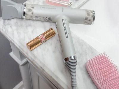 Είσαι διακοπές χωρίς σίδερο ατμού; Κάνε το κόλπο με το σεσουάρ μαλλιών