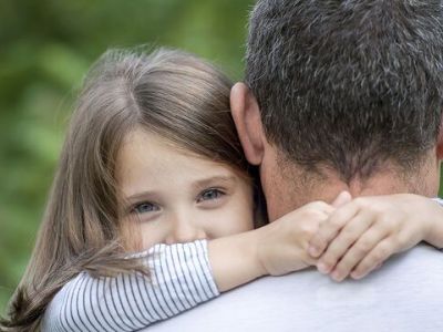 Αυτός ο μπαμπάς συγκινεί όλο τον κόσμο - Συνοδεύει κάθε βράδυ την κόρη του σπίτι της (εικόνα)