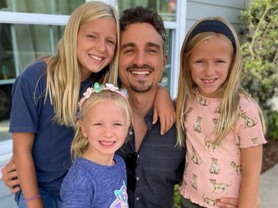 Μπαμπάς μεγαλώνει μόνος τις τρεις κόρες του μετά την απώλεια της συζύγου του