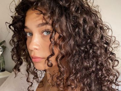 Κωδικός σγουρά μαλλιά: Πώς να τα χτενίσεις σωστά για να έχεις τέλειες μπούκλες