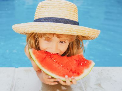10 καλοκαιρινά λαχανικά και φρούτα που θα κρατήσουν τα παιδιά ενυδατωμένα