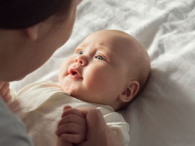 Η οπτική επαφή βοηθά τα μωρά να μάθουν να μιλούν