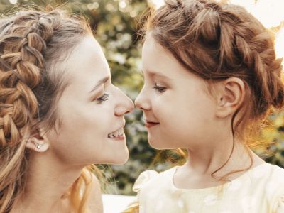 Χτενίσματα για μαμάδες: Εύκολες πλεξούδες για την παραλία και όχι μόνο