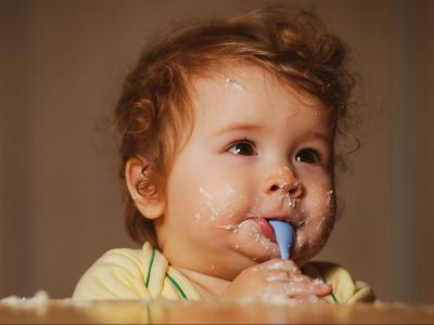 Πότε μπορούν τα μωρά να χρησιμοποιούν κουτάλι και πιρούνι;