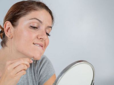 5 λόγοι που εμφανίζεται ξαφνικά τριχοφυΐα στο πηγούνι