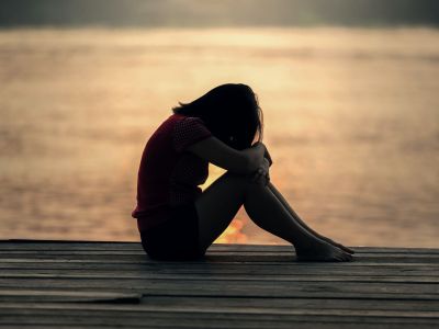 Επιλόχειος κατάθλιψη το καλοκαίρι - Όταν τα συναισθήματα δεν ταιριάζουν με την εποχή