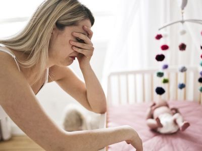 Γιατί οι μητέρες γίνονται αόρατες μετά τον τοκετό;