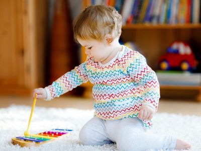 Ενισχύστε τις δεξιότητες ακοής του παιδιού σας με μουσικούς ήχους