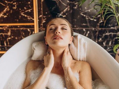 Πώς να χρησιμοποιήσεις τα αιθέρια έλαια για να κάνεις πιο απολαυστικό το μπάνιο