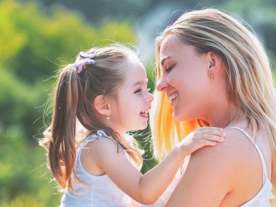 Πώς νιώθει το παιδί σας όταν του μιλάτε και το κοιτάτε στα μάτια