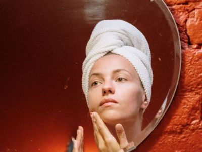 Με καθαριστικό προσώπου & άλλα 8 tips θα περιορίσεις τα σπυράκια το καλοκαίρι