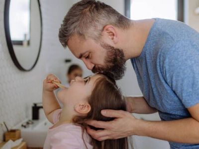 Είναι οι μπαμπάδες τόσο υπερπροστατευτικοί με τις κόρες τους;