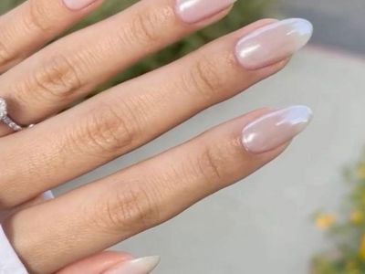 Glazed donut nails: Πώς θα κάνεις μόνη σου το αγαπημένο μανικιούρ της Hailey Bieber