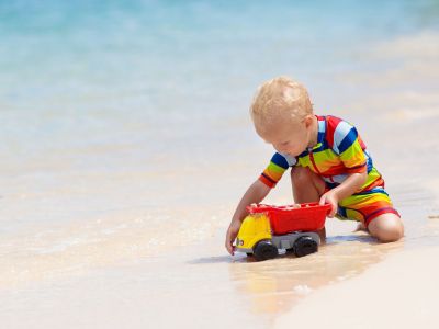 Όταν το παιδί δεν θέλει να μπει στη θάλασσα – Πώς να το βοηθήσετε