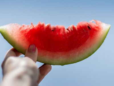 Καρπούζι: Τα οφέλη για την επιδερμίδα και πώς να το χρησιμοποιήσετε στη ρουτίνα ομορφιάς